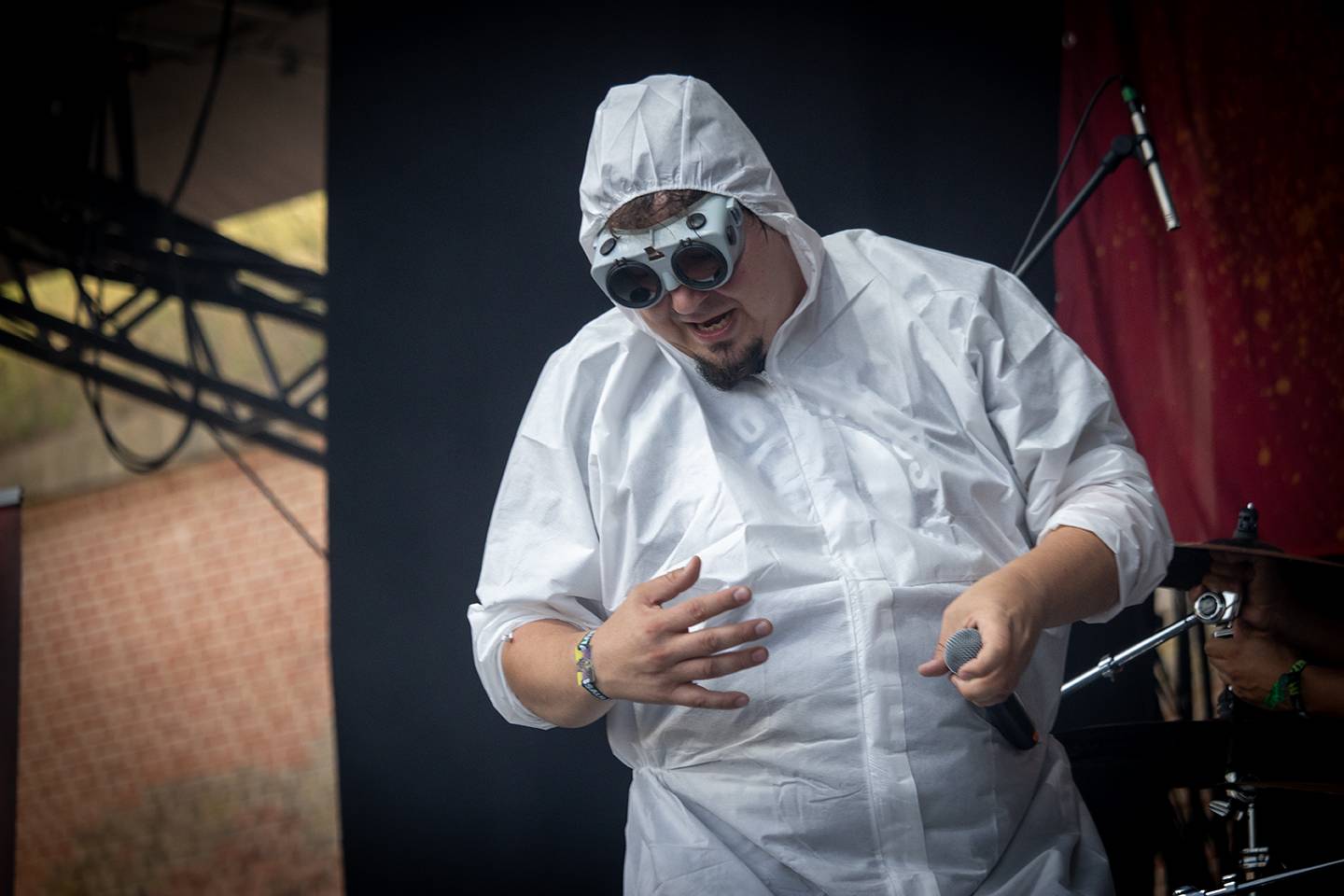 Bláznivá show Gutalax i pád zpěváka a rozbitá hlava kytaristy Landmvrks. Druhý den Brutal Assault vyvrcholil koncertem Gojiry