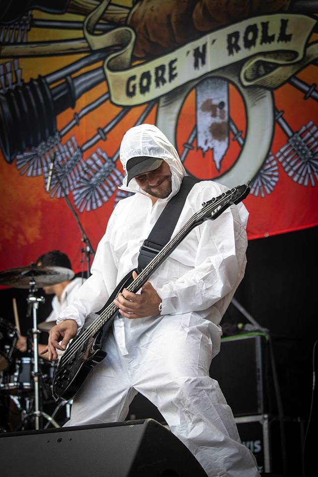 Bláznivá show Gutalax i pád zpěváka a rozbitá hlava kytaristy Landmvrks. Druhý den Brutal Assault vyvrcholil koncertem Gojiry