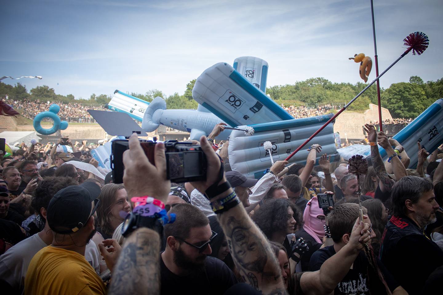 Bláznivá show Gutalax i pád zpěváka a rozbitá hlava kytaristy Landmvrks. Druhý den Brutal Assault vyvrcholil koncertem Gojiry