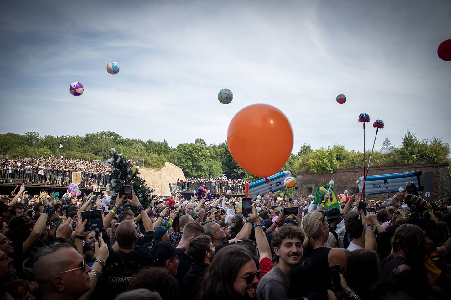 Bláznivá show Gutalax i pád zpěváka a rozbitá hlava kytaristy Landmvrks. Druhý den Brutal Assault vyvrcholil koncertem Gojiry