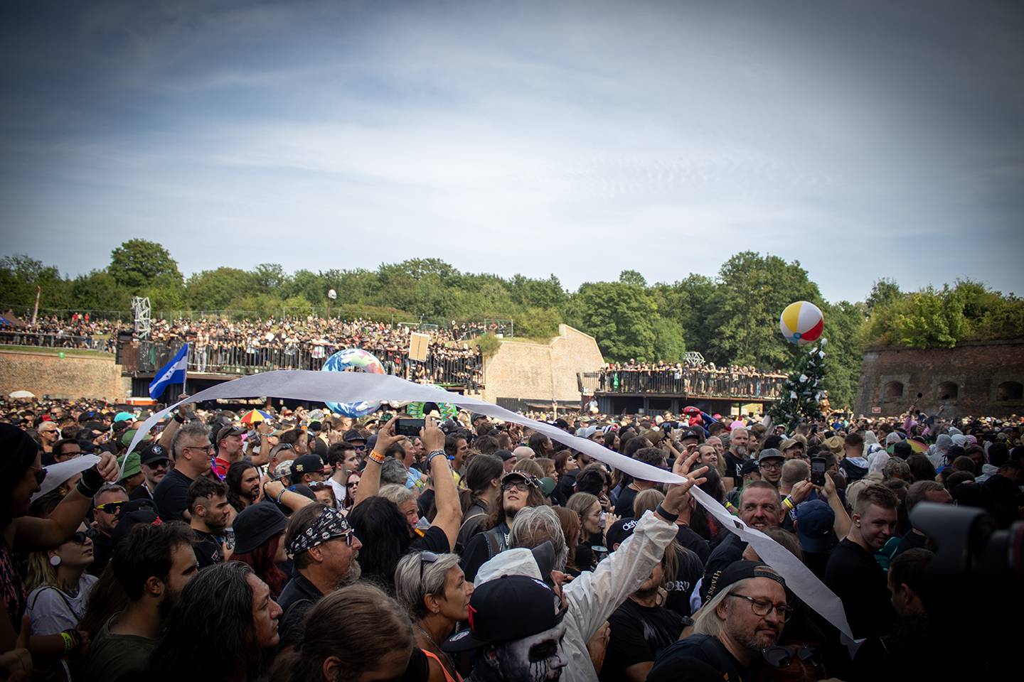 Bláznivá show Gutalax i pád zpěváka a rozbitá hlava kytaristy Landmvrks. Druhý den Brutal Assault vyvrcholil koncertem Gojiry