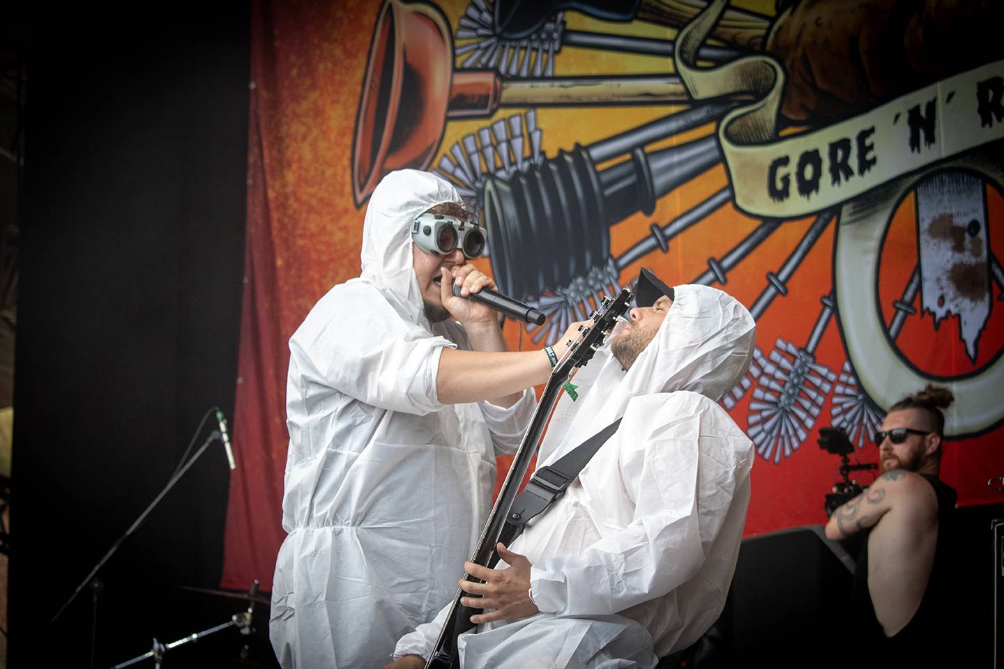 Bláznivá show Gutalax i pád zpěváka a rozbitá hlava kytaristy Landmvrks. Druhý den Brutal Assault vyvrcholil koncertem Gojiry