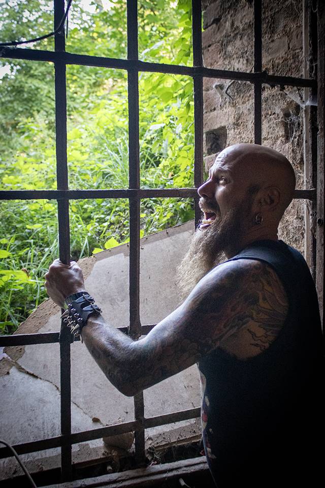 Bláznivá show Gutalax i pád zpěváka a rozbitá hlava kytaristy Landmvrks. Druhý den Brutal Assault vyvrcholil koncertem Gojiry