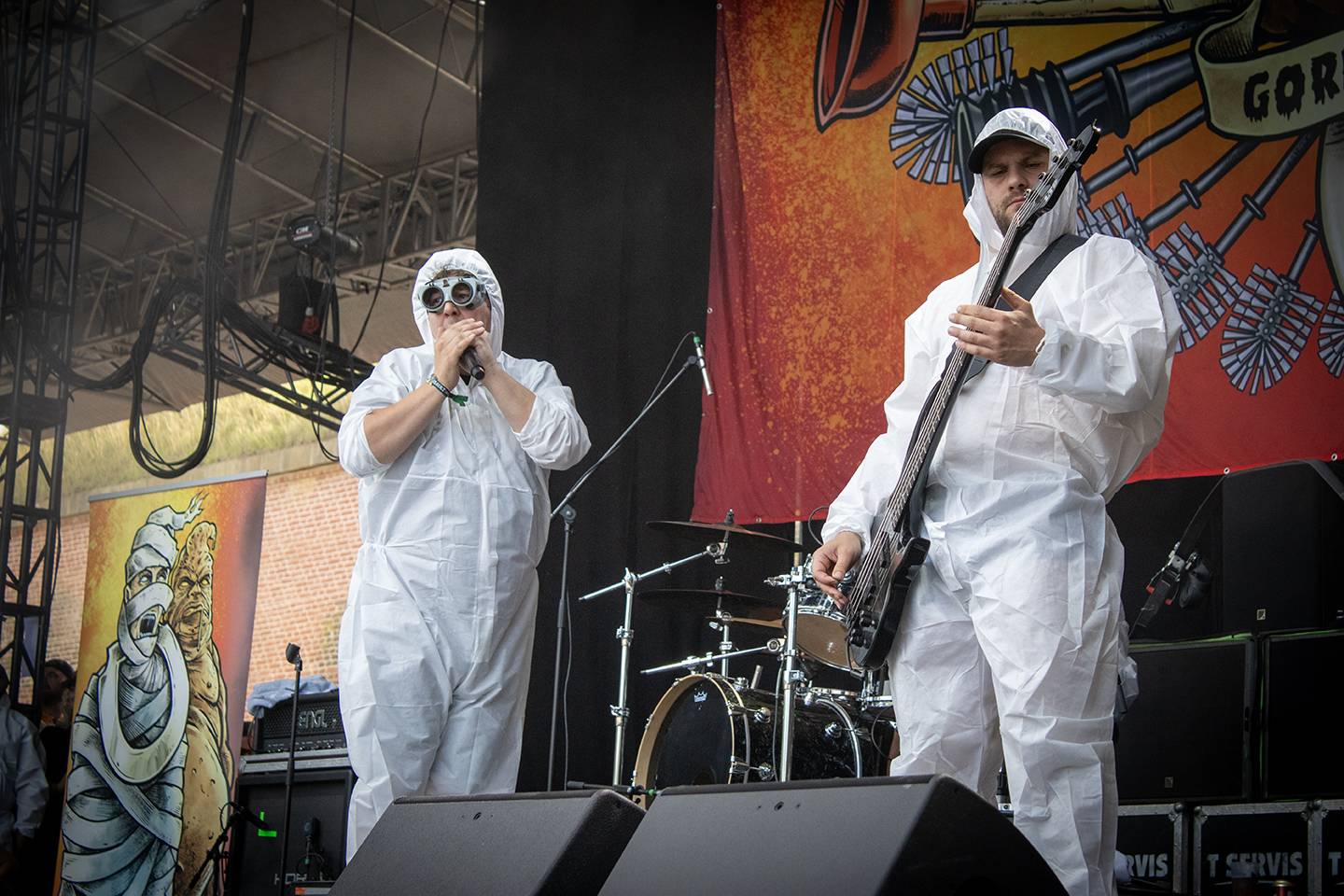 Bláznivá show Gutalax i pád zpěváka a rozbitá hlava kytaristy Landmvrks. Druhý den Brutal Assault vyvrcholil koncertem Gojiry