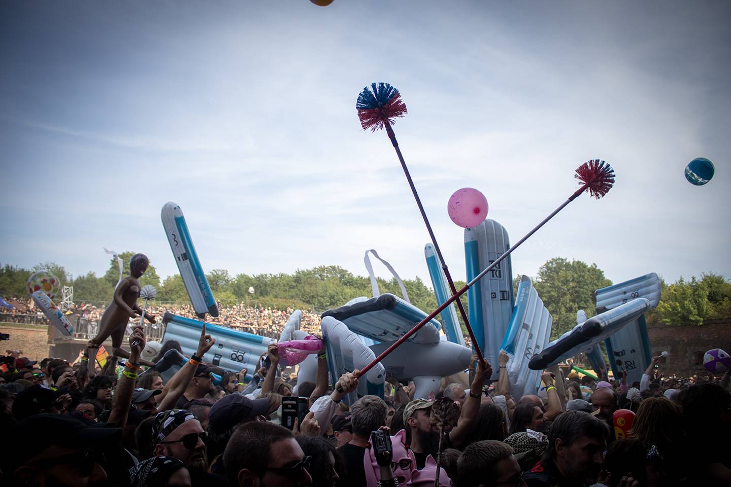 Bláznivá show Gutalax i pád zpěváka a rozbitá hlava kytaristy Landmvrks. Druhý den Brutal Assault vyvrcholil koncertem Gojiry