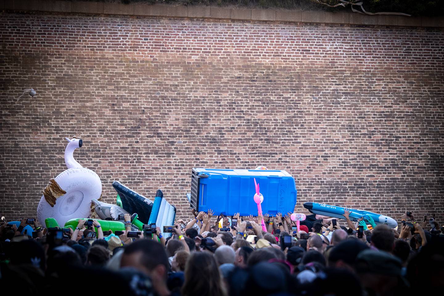 Bláznivá show Gutalax i pád zpěváka a rozbitá hlava kytaristy Landmvrks. Druhý den Brutal Assault vyvrcholil koncertem Gojiry