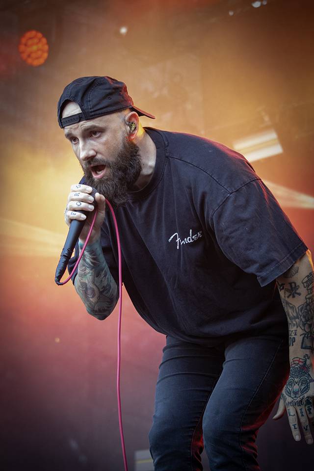 Bláznivá show Gutalax i pád zpěváka a rozbitá hlava kytaristy Landmvrks. Druhý den Brutal Assault vyvrcholil koncertem Gojiry