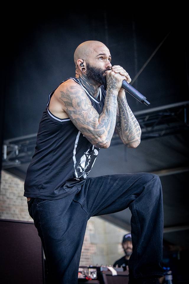 Bláznivá show Gutalax i pád zpěváka a rozbitá hlava kytaristy Landmvrks. Druhý den Brutal Assault vyvrcholil koncertem Gojiry