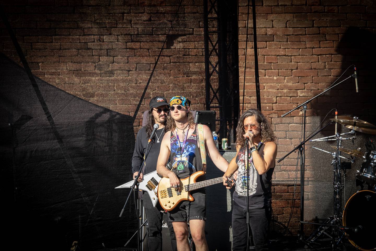 Bláznivá show Gutalax i pád zpěváka a rozbitá hlava kytaristy Landmvrks. Druhý den Brutal Assault vyvrcholil koncertem Gojiry