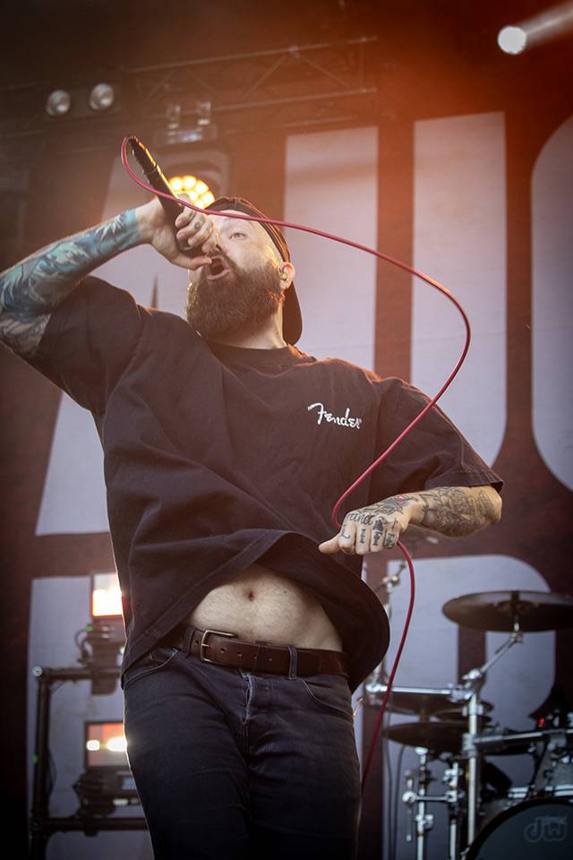 Bláznivá show Gutalax i pád zpěváka a rozbitá hlava kytaristy Landmvrks. Druhý den Brutal Assault vyvrcholil koncertem Gojiry