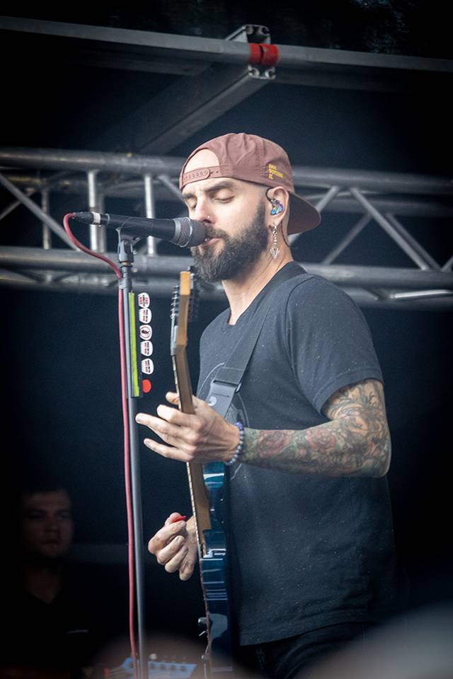 Bláznivá show Gutalax i pád zpěváka a rozbitá hlava kytaristy Landmvrks. Druhý den Brutal Assault vyvrcholil koncertem Gojiry