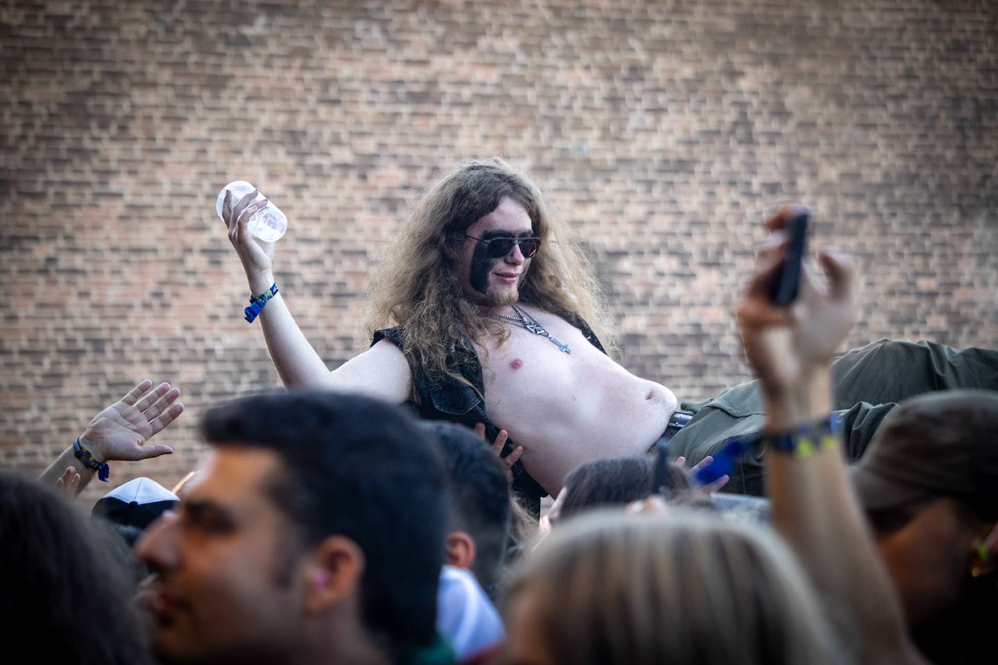 Bláznivá show Gutalax i pád zpěváka a rozbitá hlava kytaristy Landmvrks. Druhý den Brutal Assault vyvrcholil koncertem Gojiry