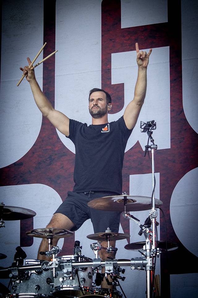 Bláznivá show Gutalax i pád zpěváka a rozbitá hlava kytaristy Landmvrks. Druhý den Brutal Assault vyvrcholil koncertem Gojiry