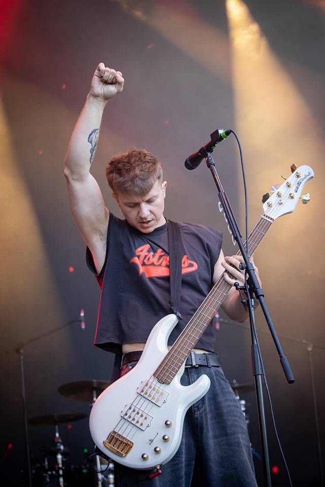 Bláznivá show Gutalax i pád zpěváka a rozbitá hlava kytaristy Landmvrks. Druhý den Brutal Assault vyvrcholil koncertem Gojiry