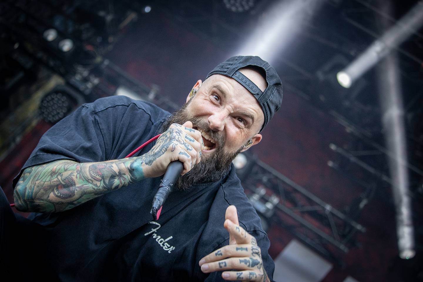 Bláznivá show Gutalax i pád zpěváka a rozbitá hlava kytaristy Landmvrks. Druhý den Brutal Assault vyvrcholil koncertem Gojiry