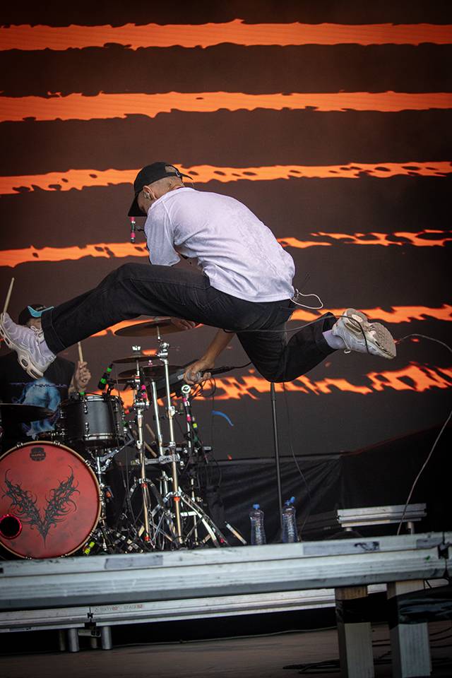 Bláznivá show Gutalax i pád zpěváka a rozbitá hlava kytaristy Landmvrks. Druhý den Brutal Assault vyvrcholil koncertem Gojiry