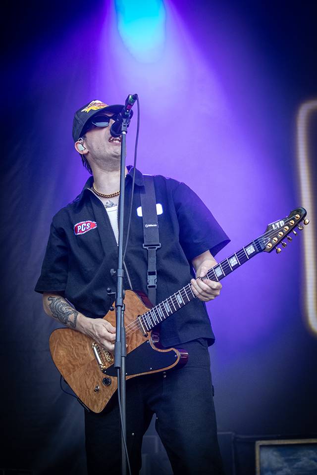 Bláznivá show Gutalax i pád zpěváka a rozbitá hlava kytaristy Landmvrks. Druhý den Brutal Assault vyvrcholil koncertem Gojiry