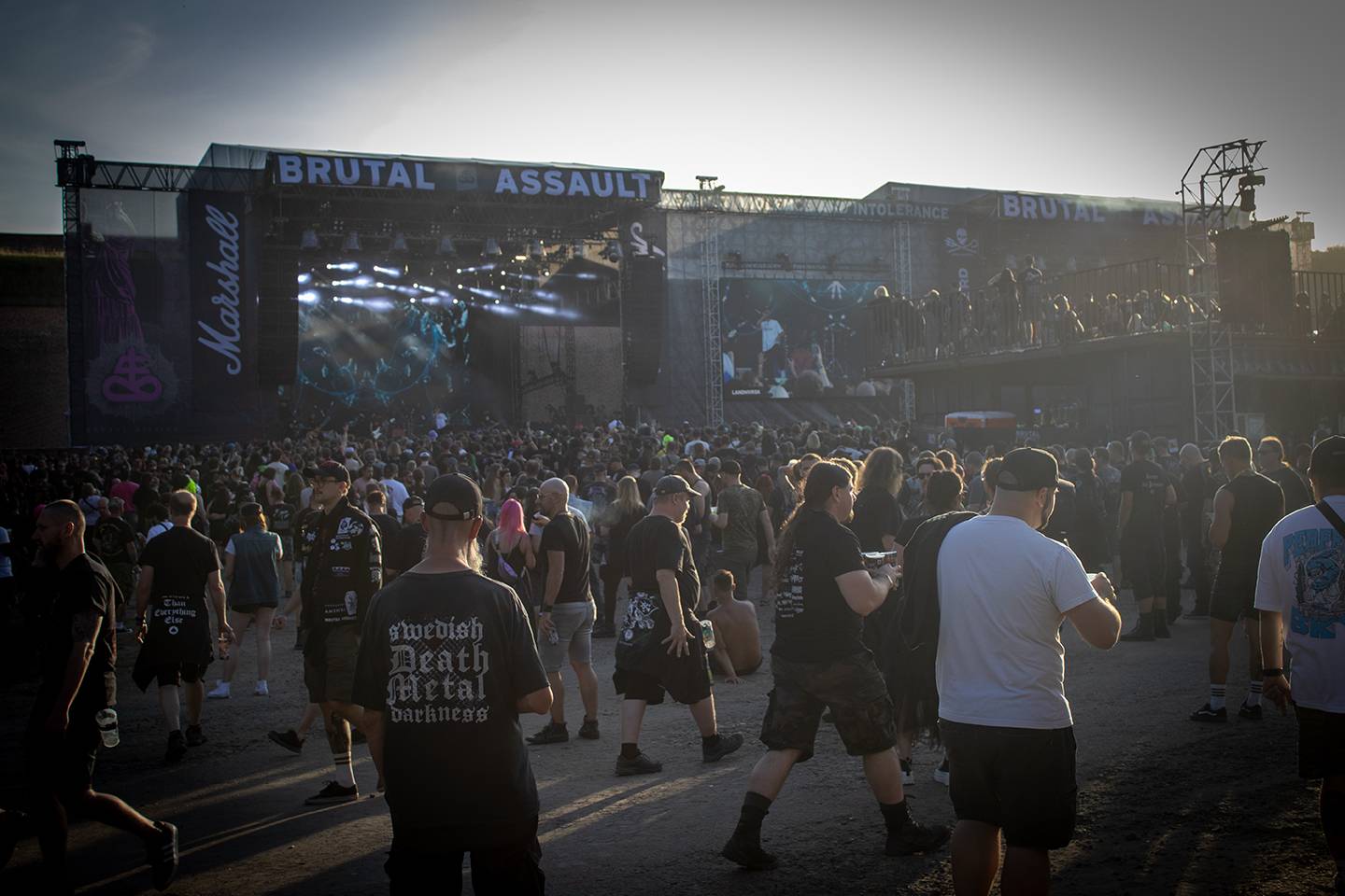 Bláznivá show Gutalax i pád zpěváka a rozbitá hlava kytaristy Landmvrks. Druhý den Brutal Assault vyvrcholil koncertem Gojiry