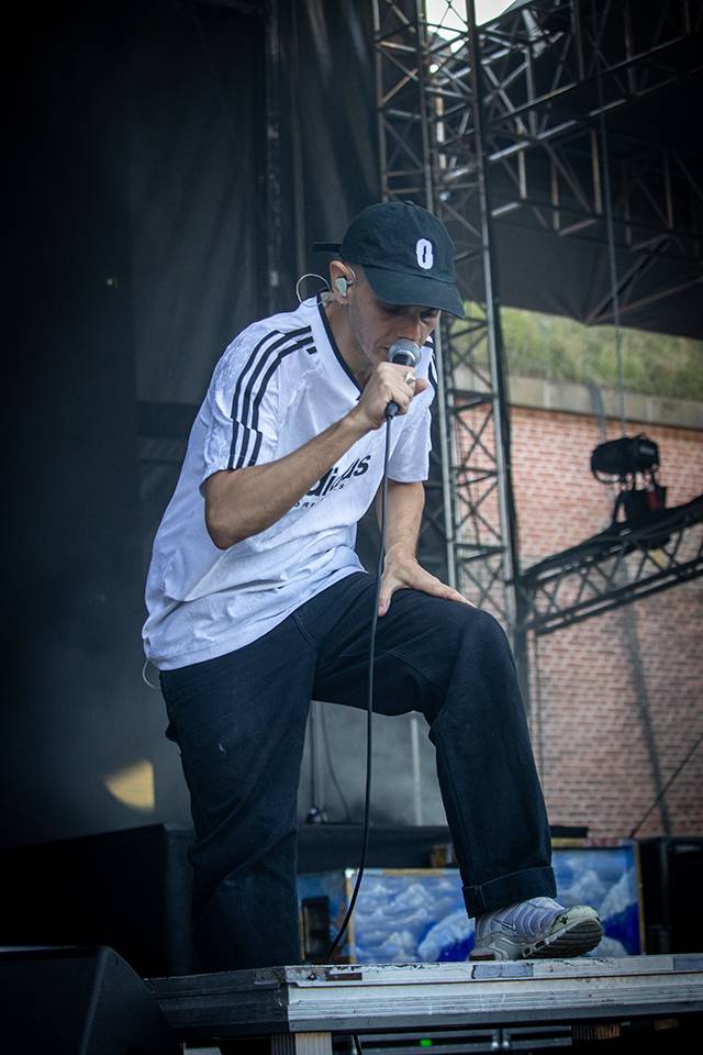 Bláznivá show Gutalax i pád zpěváka a rozbitá hlava kytaristy Landmvrks. Druhý den Brutal Assault vyvrcholil koncertem Gojiry