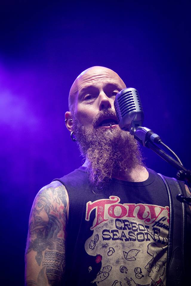 Bláznivá show Gutalax i pád zpěváka a rozbitá hlava kytaristy Landmvrks. Druhý den Brutal Assault vyvrcholil koncertem Gojiry