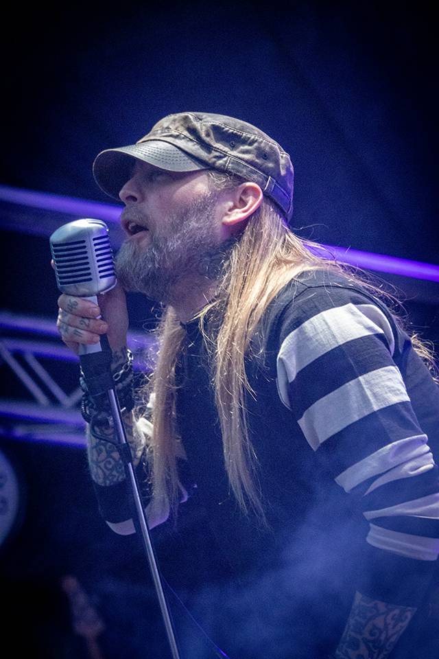 Bláznivá show Gutalax i pád zpěváka a rozbitá hlava kytaristy Landmvrks. Druhý den Brutal Assault vyvrcholil koncertem Gojiry