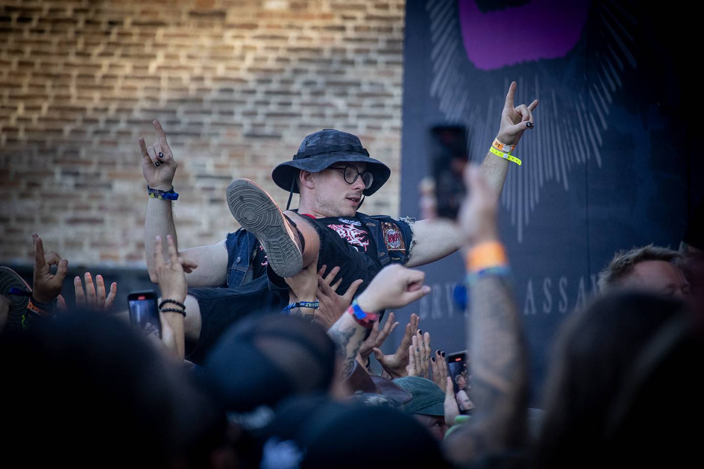 Bláznivá show Gutalax i pád zpěváka a rozbitá hlava kytaristy Landmvrks. Druhý den Brutal Assault vyvrcholil koncertem Gojiry