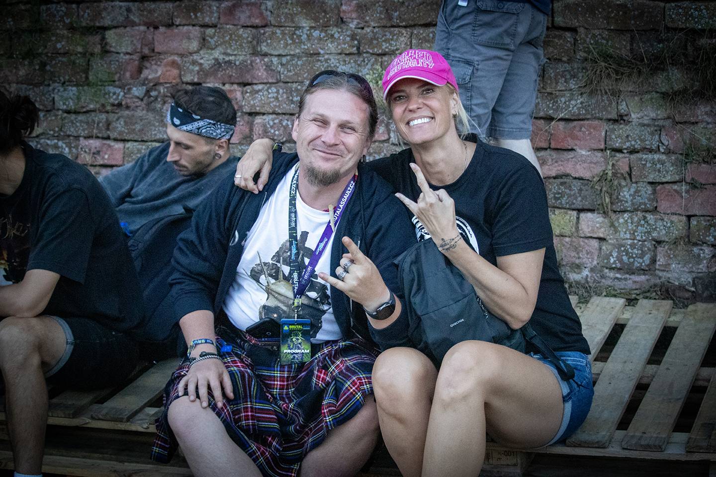 Bláznivá show Gutalax i pád zpěváka a rozbitá hlava kytaristy Landmvrks. Druhý den Brutal Assault vyvrcholil koncertem Gojiry