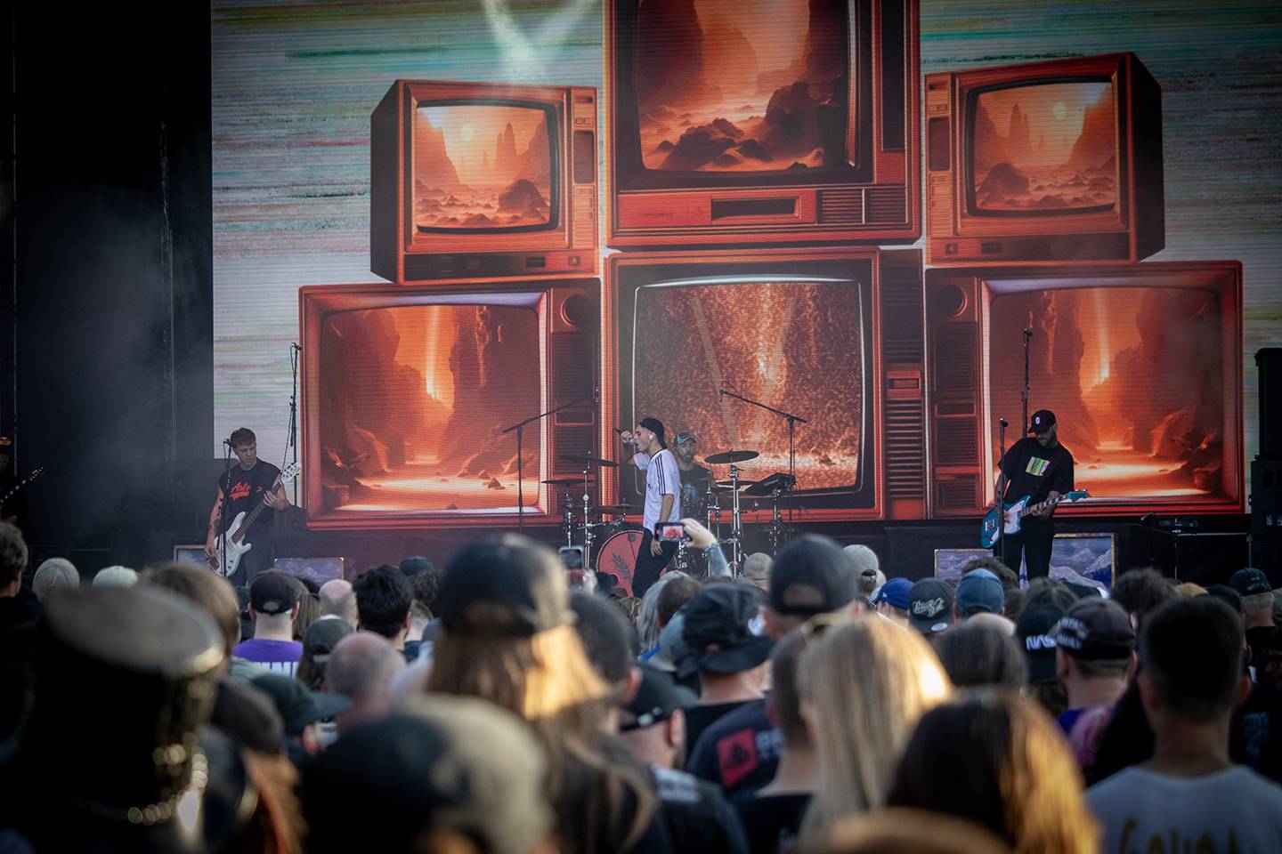 Bláznivá show Gutalax i pád zpěváka a rozbitá hlava kytaristy Landmvrks. Druhý den Brutal Assault vyvrcholil koncertem Gojiry