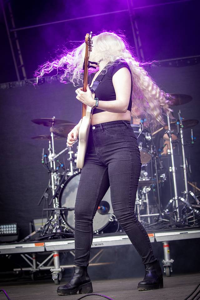 Hentai Corporation provokovali na Brutal Assault s chlípným bobrem, hvězdou třetího dne byli Mayhem