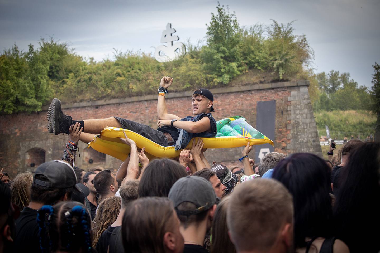 Hentai Corporation provokovali na Brutal Assault s chlípným bobrem, hvězdou třetího dne byli Mayhem