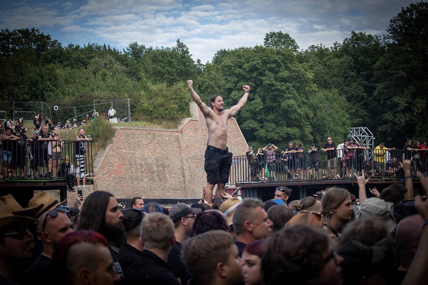 Hentai Corporation provokovali na Brutal Assault s chlípným bobrem, hvězdou třetího dne byli Mayhem