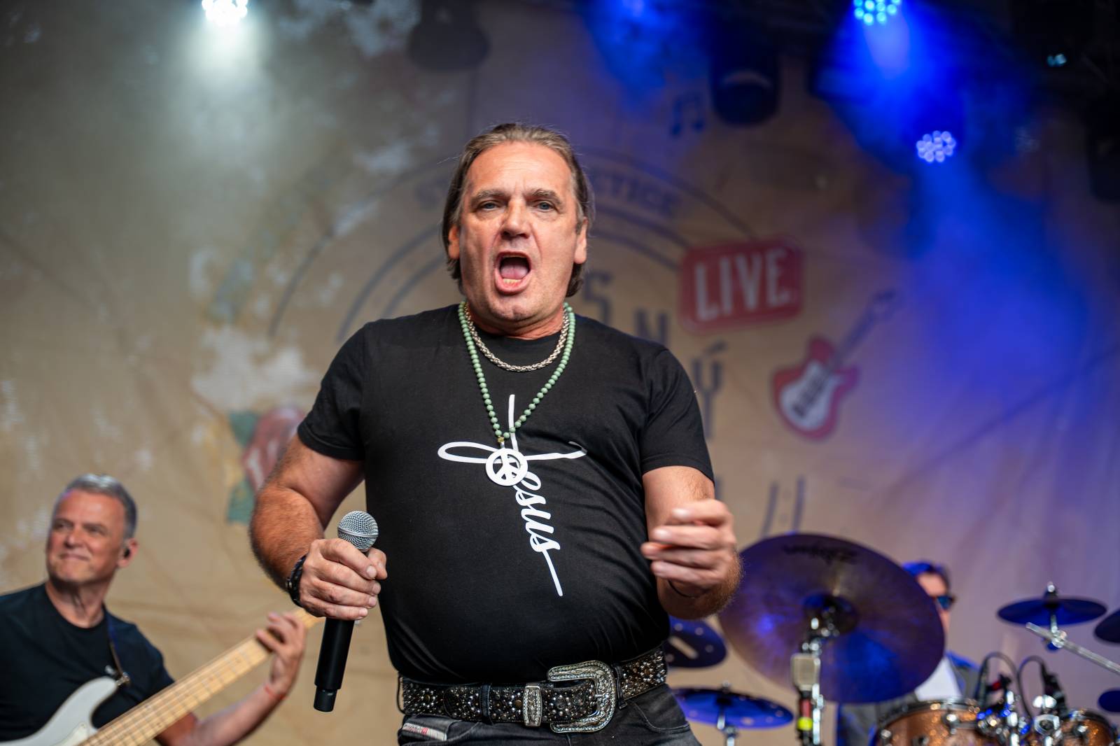 Ve Všeticích odstartovaly Krásný ztráty. J.A.R. vystoupili bez Oto Klempíře, bavili i Michal Prokop s Framus Five a Pan Lynx