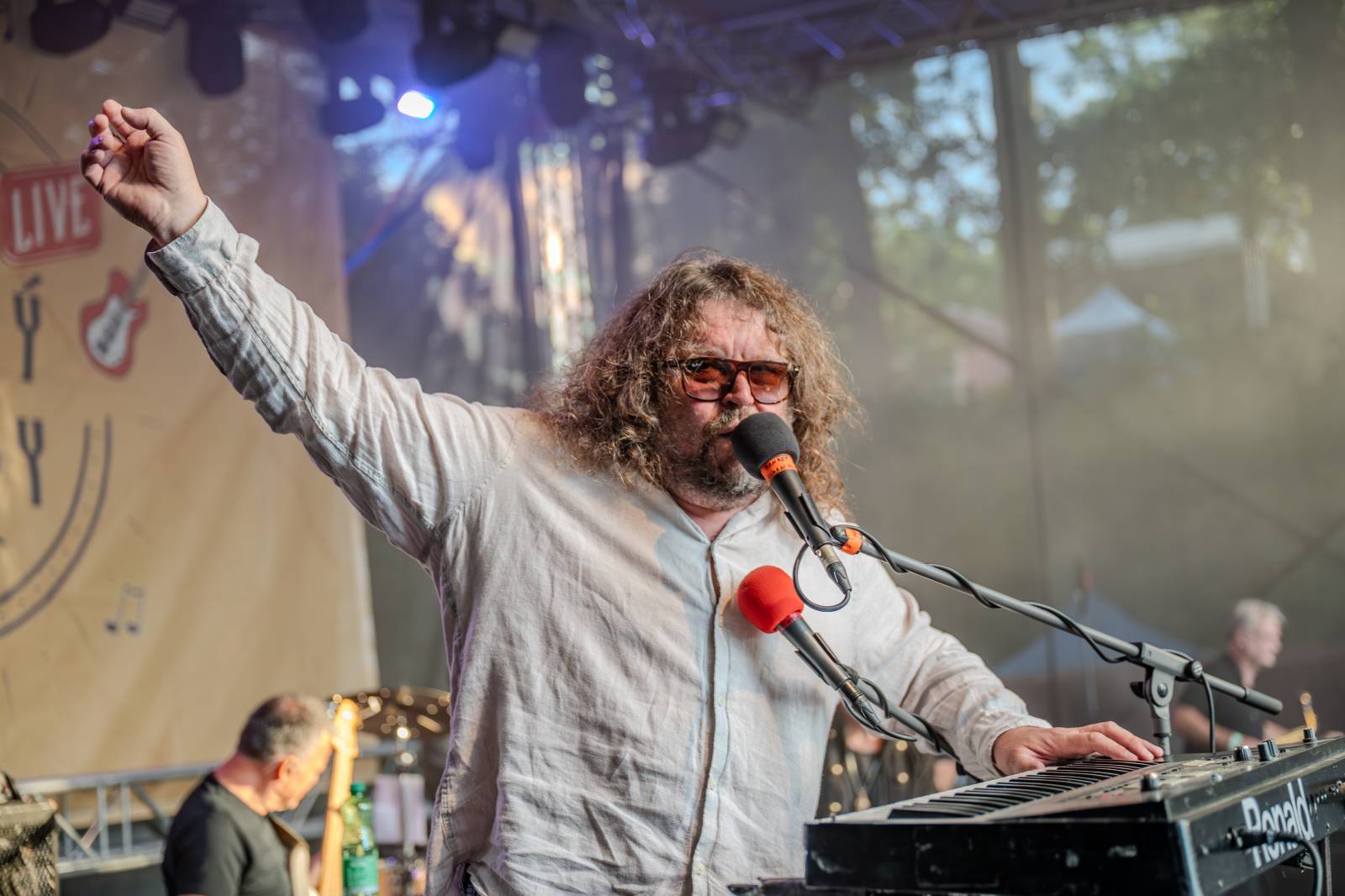 Ve Všeticích odstartovaly Krásný ztráty. J.A.R. vystoupili bez Oto Klempíře, bavili i Michal Prokop s Framus Five a Pan Lynx