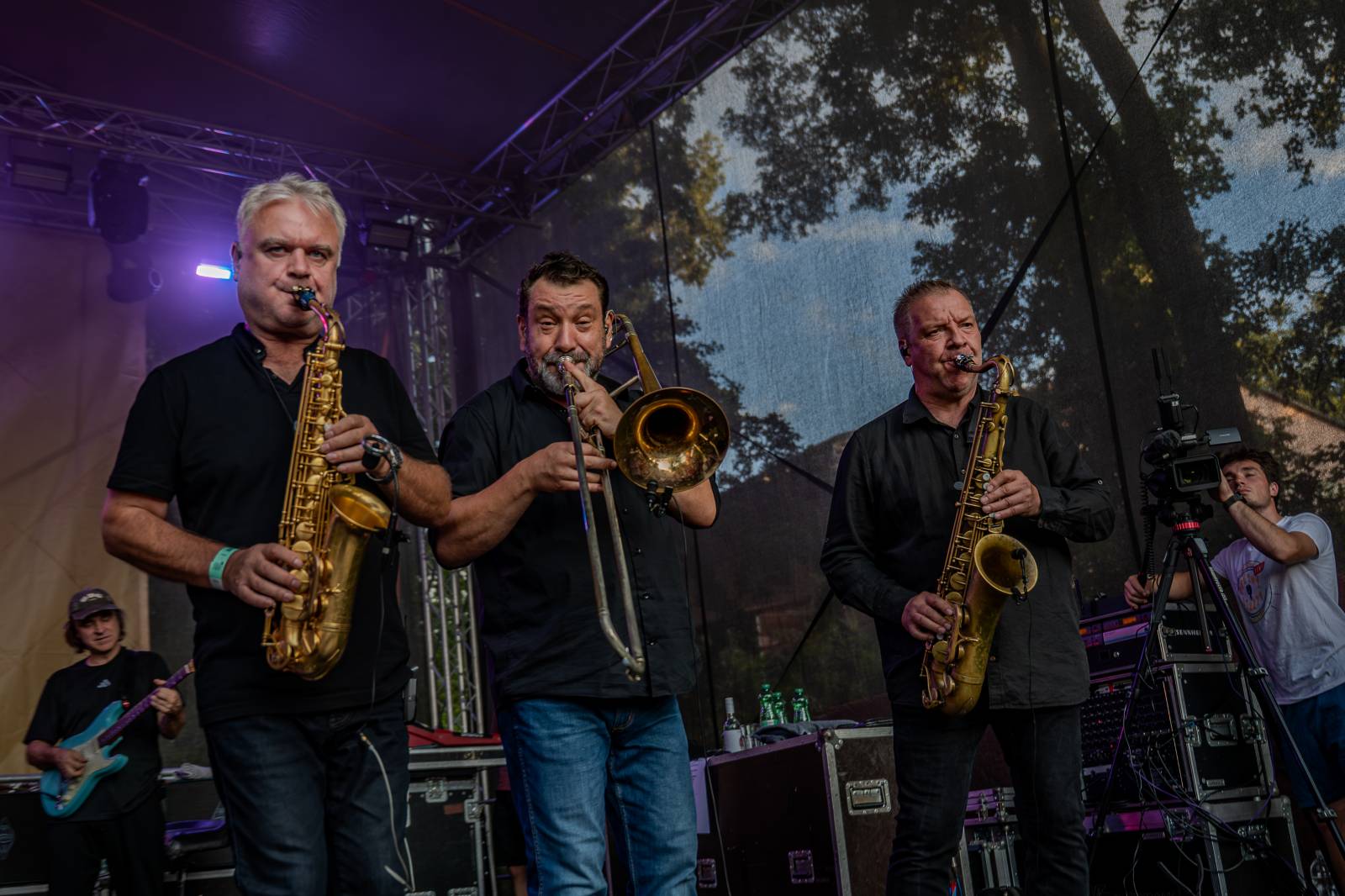 Ve Všeticích odstartovaly Krásný ztráty. J.A.R. vystoupili bez Oto Klempíře, bavili i Michal Prokop s Framus Five a Pan Lynx