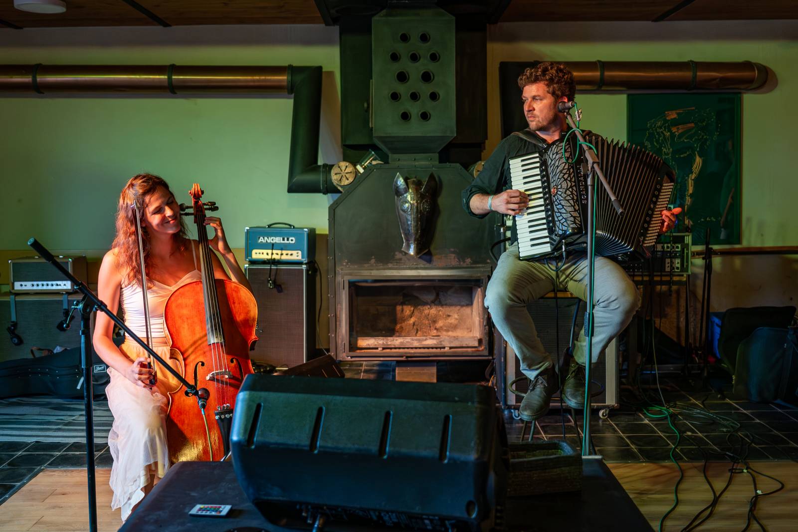 Ve Všeticích odstartovaly Krásný ztráty. J.A.R. vystoupili bez Oto Klempíře, bavili i Michal Prokop s Framus Five a Pan Lynx