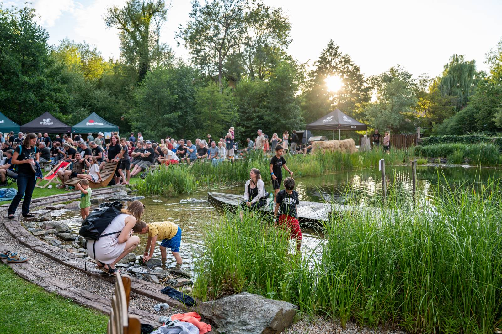 Ve Všeticích odstartovaly Krásný ztráty. J.A.R. vystoupili bez Oto Klempíře, bavili i Michal Prokop s Framus Five a Pan Lynx