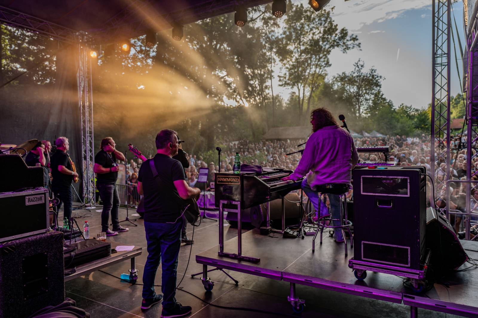 Ve Všeticích odstartovaly Krásný ztráty. J.A.R. vystoupili bez Oto Klempíře, bavili i Michal Prokop s Framus Five a Pan Lynx