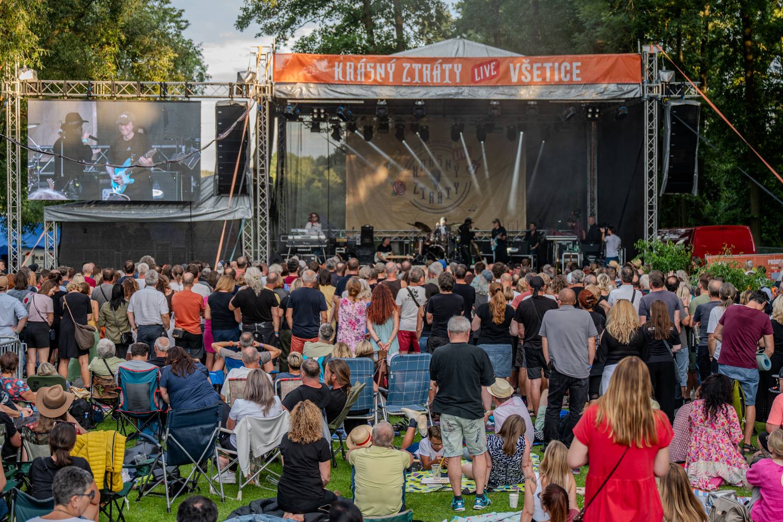 Ve Všeticích odstartovaly Krásný ztráty. J.A.R. vystoupili bez Oto Klempíře, bavili i Michal Prokop s Framus Five a Pan Lynx