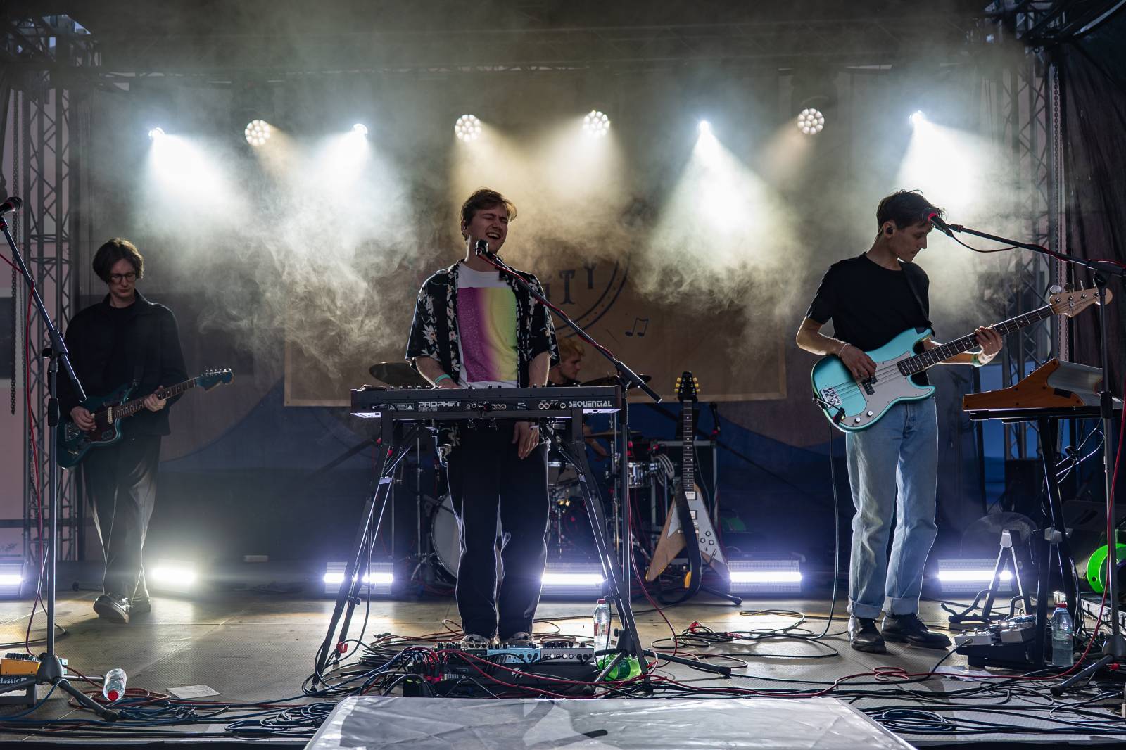 Ve Všeticích odstartovaly Krásný ztráty. J.A.R. vystoupili bez Oto Klempíře, bavili i Michal Prokop s Framus Five a Pan Lynx