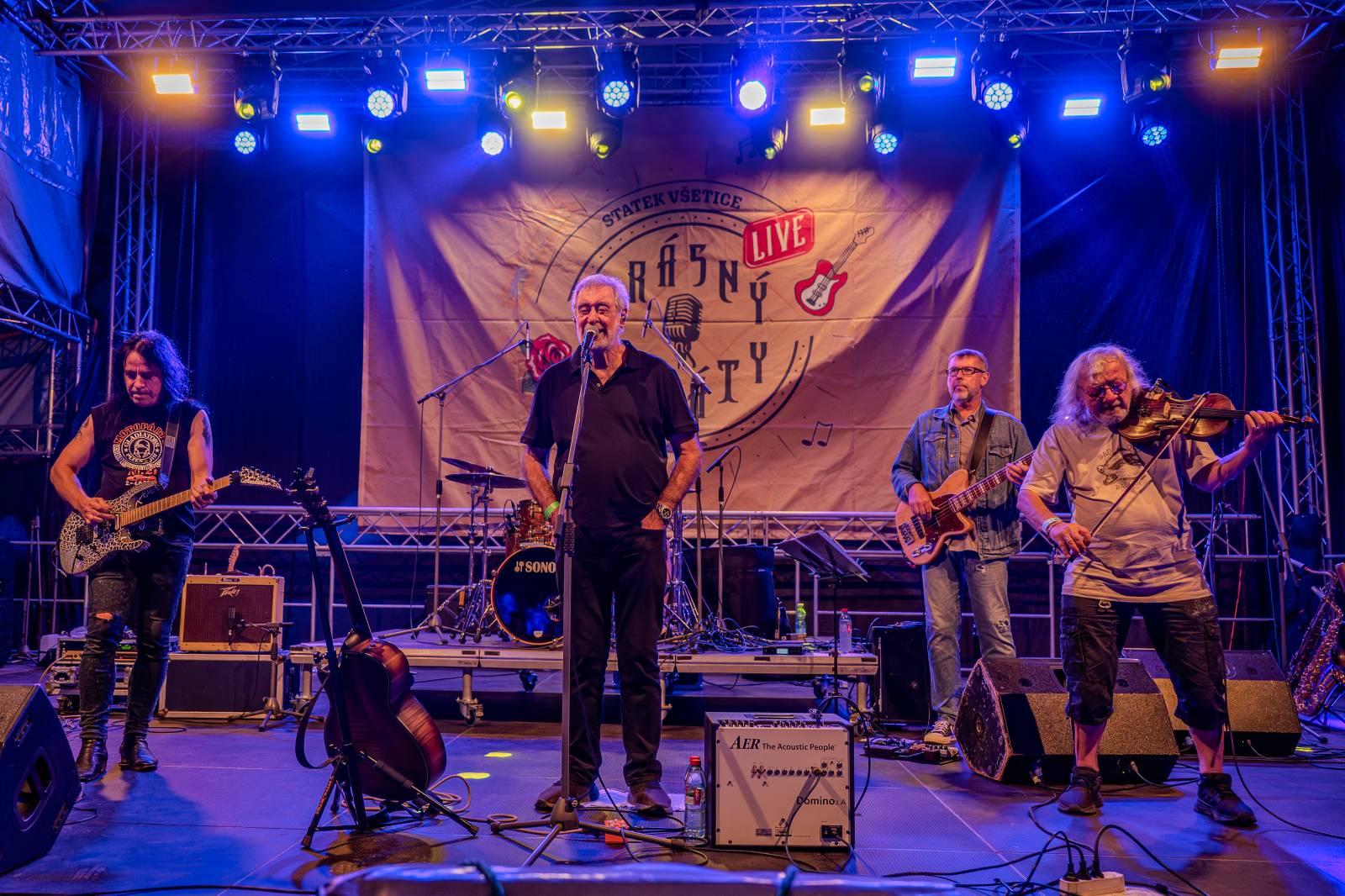 Ve Všeticích odstartovaly Krásný ztráty. J.A.R. vystoupili bez Oto Klempíře, bavili i Michal Prokop s Framus Five a Pan Lynx