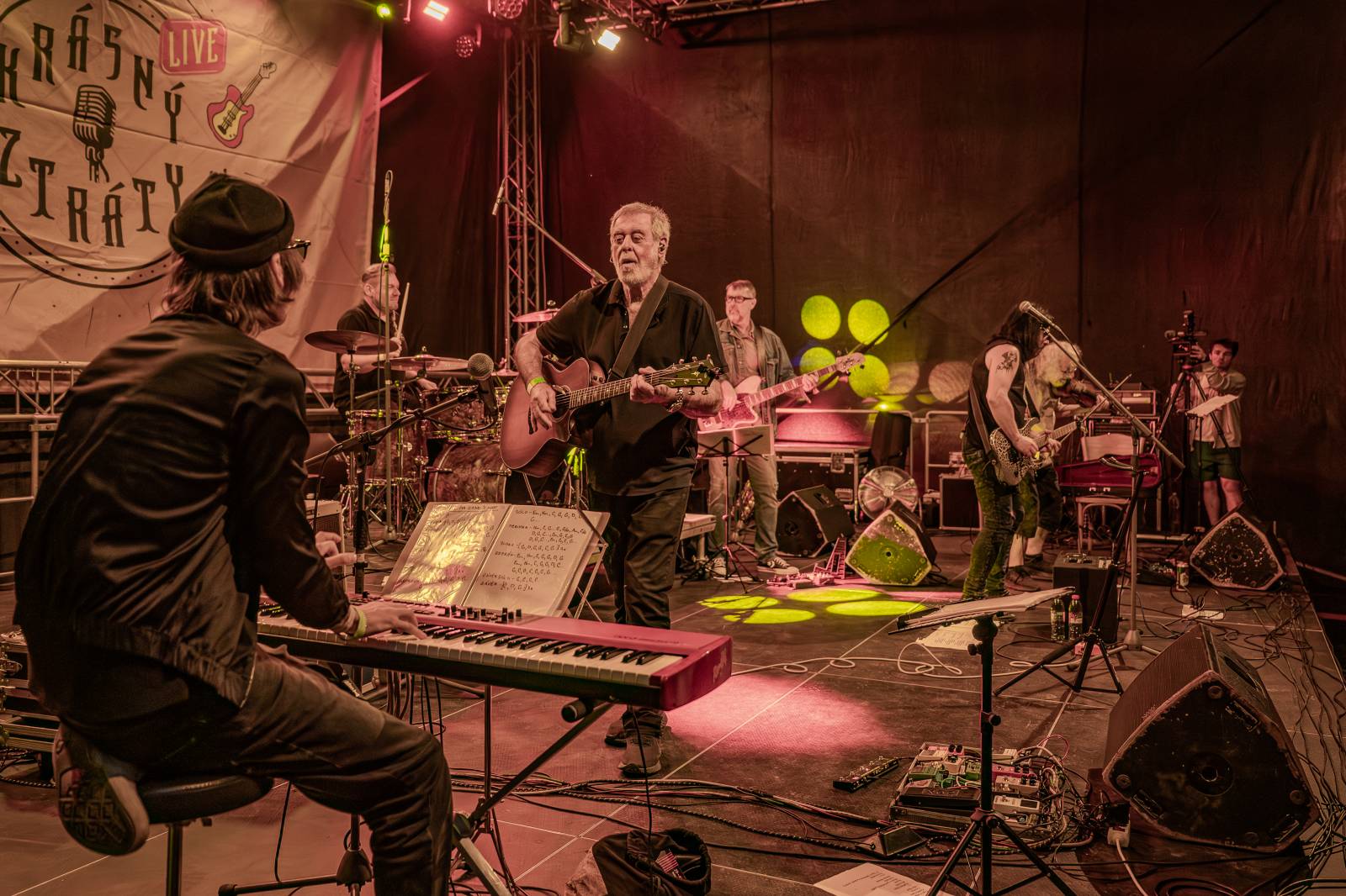 Ve Všeticích odstartovaly Krásný ztráty. J.A.R. vystoupili bez Oto Klempíře, bavili i Michal Prokop s Framus Five a Pan Lynx