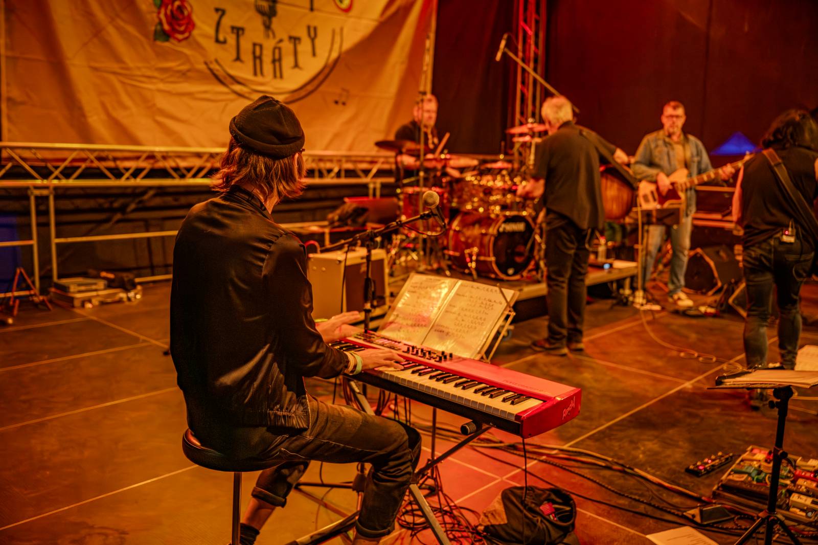 Ve Všeticích odstartovaly Krásný ztráty. J.A.R. vystoupili bez Oto Klempíře, bavili i Michal Prokop s Framus Five a Pan Lynx