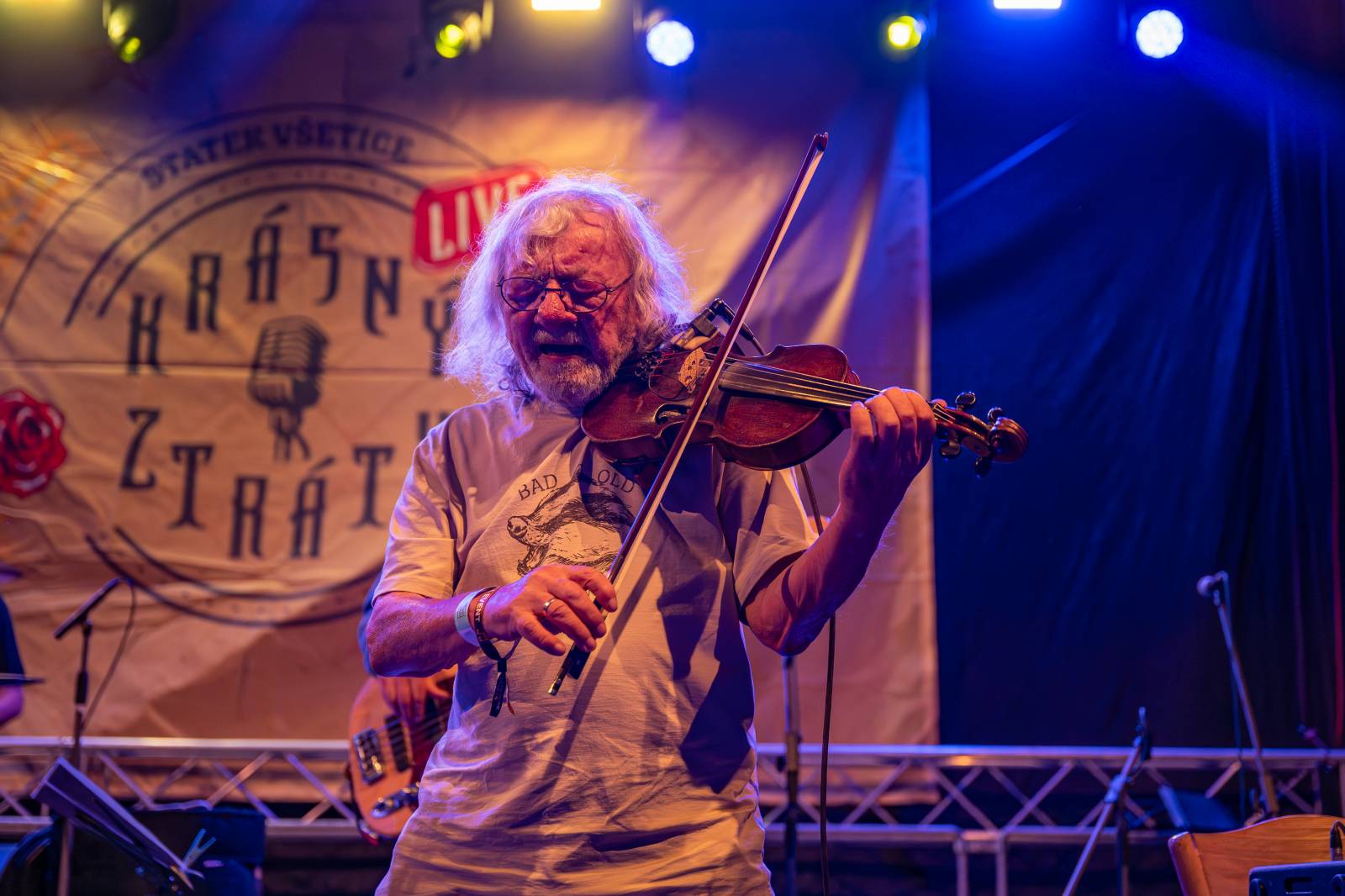 Ve Všeticích odstartovaly Krásný ztráty. J.A.R. vystoupili bez Oto Klempíře, bavili i Michal Prokop s Framus Five a Pan Lynx