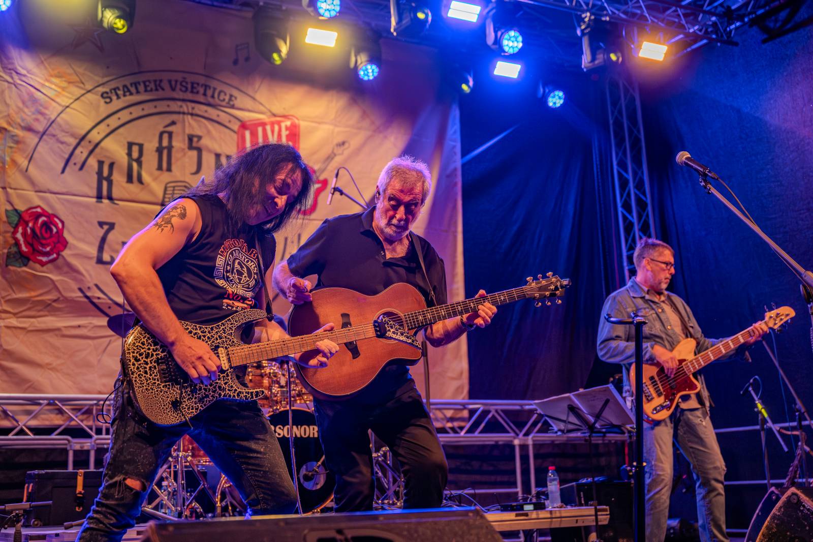 Ve Všeticích odstartovaly Krásný ztráty. J.A.R. vystoupili bez Oto Klempíře, bavili i Michal Prokop s Framus Five a Pan Lynx