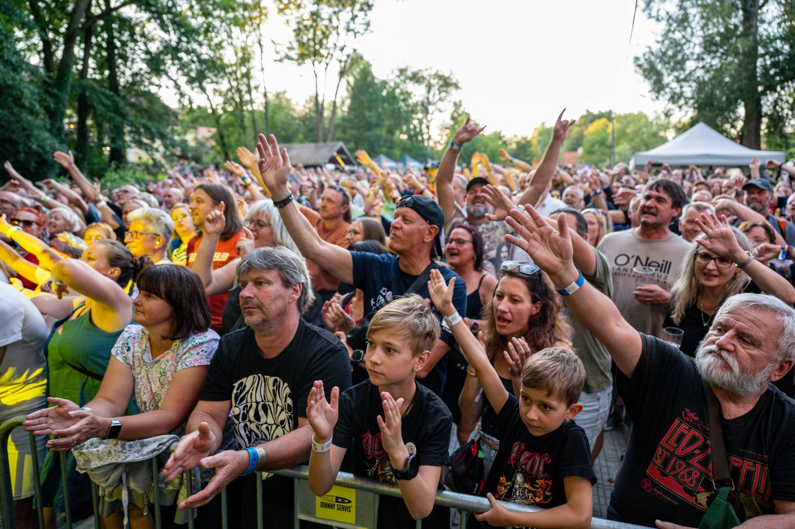 Ve Všeticích odstartovaly Krásný ztráty. J.A.R. vystoupili bez Oto Klempíře, bavili i Michal Prokop s Framus Five a Pan Lynx