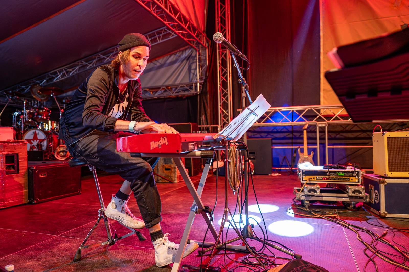 Ve Všeticích odstartovaly Krásný ztráty. J.A.R. vystoupili bez Oto Klempíře, bavili i Michal Prokop s Framus Five a Pan Lynx