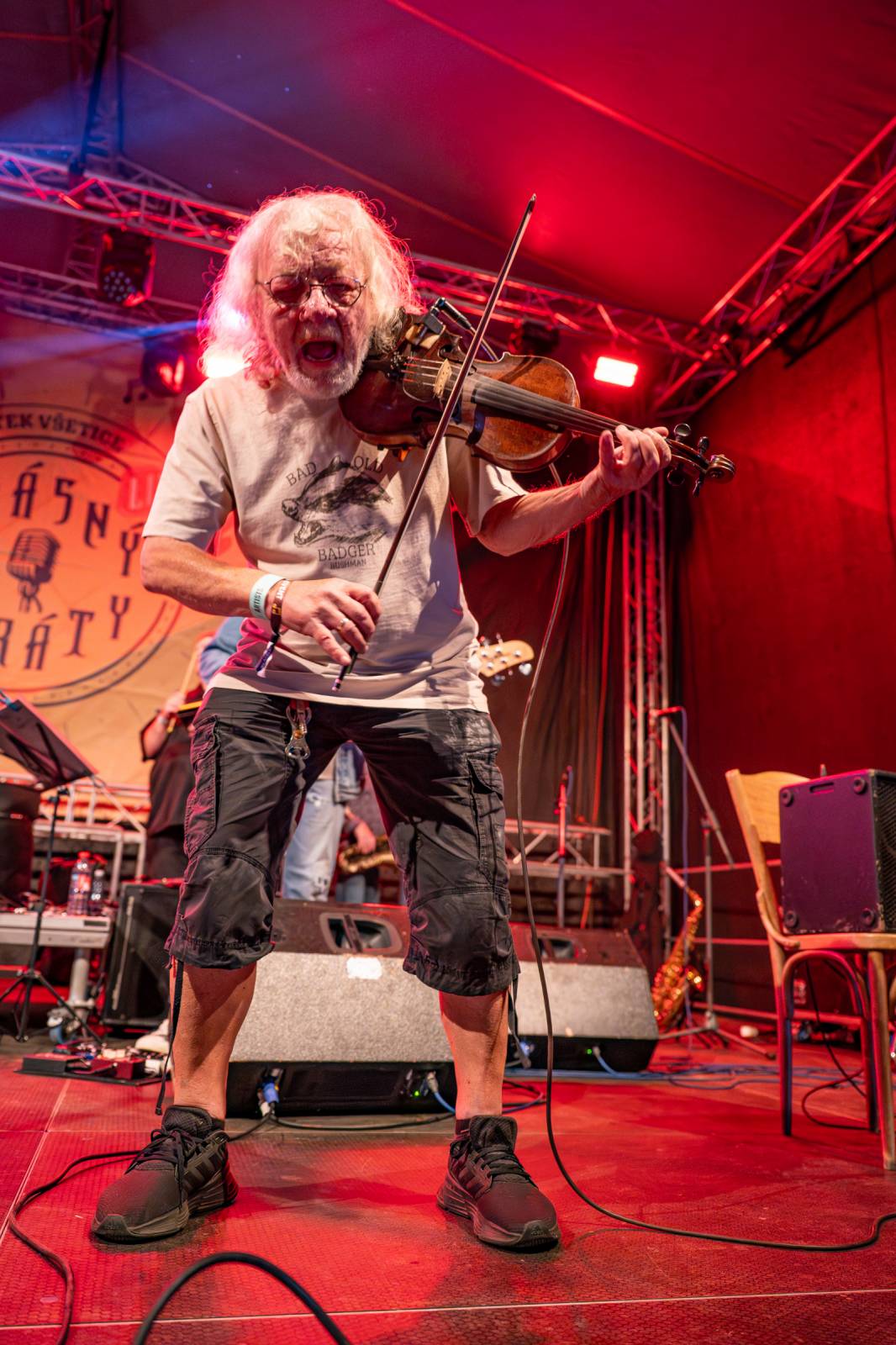 Ve Všeticích odstartovaly Krásný ztráty. J.A.R. vystoupili bez Oto Klempíře, bavili i Michal Prokop s Framus Five a Pan Lynx