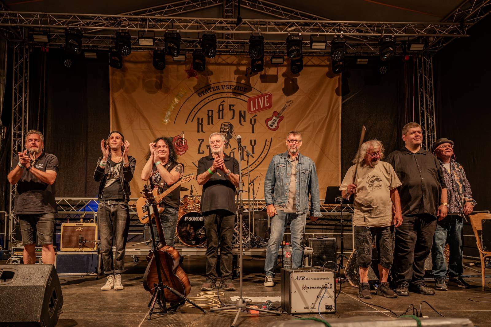 Ve Všeticích odstartovaly Krásný ztráty. J.A.R. vystoupili bez Oto Klempíře, bavili i Michal Prokop s Framus Five a Pan Lynx