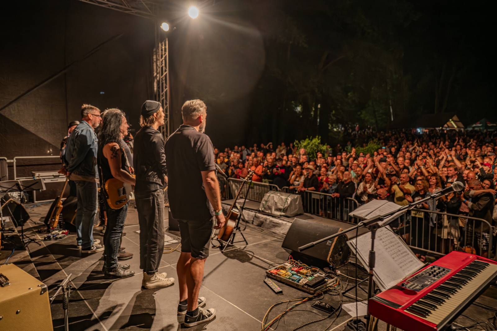 Ve Všeticích odstartovaly Krásný ztráty. J.A.R. vystoupili bez Oto Klempíře, bavili i Michal Prokop s Framus Five a Pan Lynx