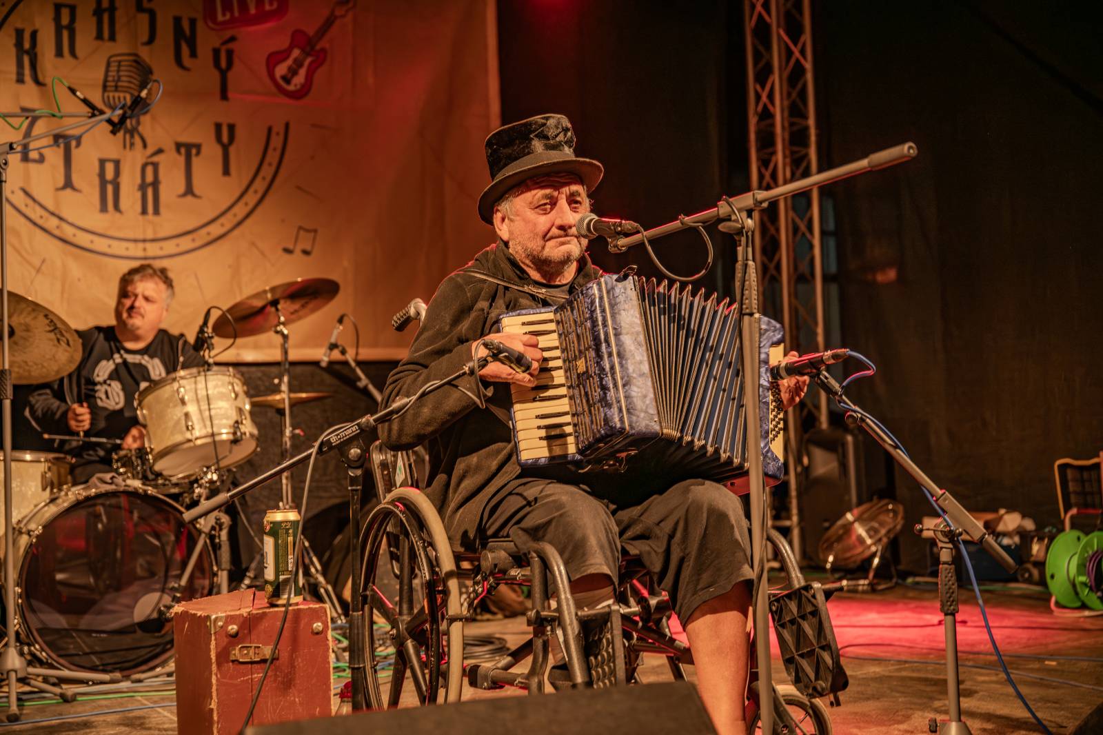 Ve Všeticích odstartovaly Krásný ztráty. J.A.R. vystoupili bez Oto Klempíře, bavili i Michal Prokop s Framus Five a Pan Lynx